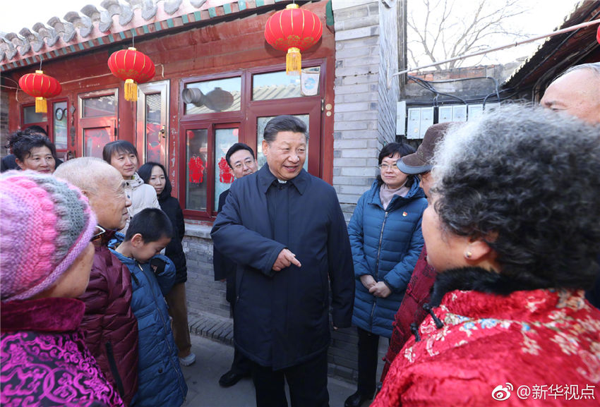 2月1日，中共中央總書記、國家主席、中央軍委主席習(xí)近平在北京看望慰問基層干部群眾，考察北京冬奧會、冬殘奧會籌辦工作。這是1日上午，習(xí)近平來到前門東區(qū)草廠四條胡同看望慰問群眾。新華社記者 鞠鵬 攝