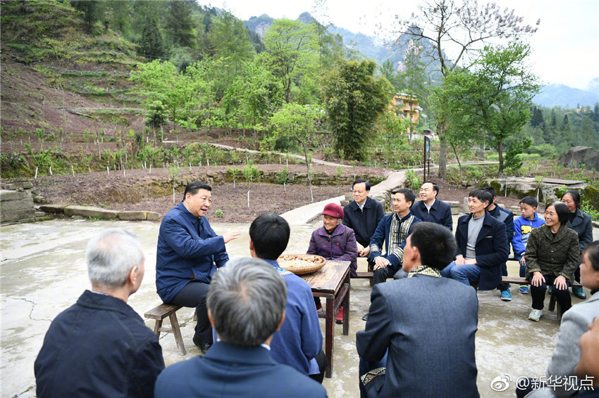 4月15日至17日，中共中央總書記、國家主席、中央軍委主席習(xí)近平在重慶考察，並主持召開解決“兩不愁三保障”突出問題座談會。這是4月15日下午，習(xí)近平在石柱土家族自治縣中益鄉(xiāng)華溪村同村民代表、基層干部、扶貧干部、鄉(xiāng)村醫(yī)生等圍坐在一起，共話脫貧攻堅。新華社記者 謝環(huán)馳 攝