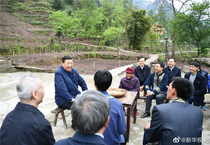 4月15日，中共中央總書記、國家主席、中央軍委主席習近平在重慶考察調(diào)研。這是習近平在石柱土家族自治縣中益鄉(xiāng)華溪村村民、老黨員馬培清家中，同村民代表、扶貧干部圍坐院中，共話脫貧攻堅。 新華社記者 謝環(huán)馳 攝