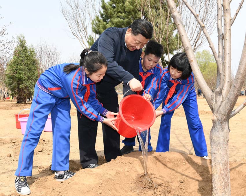 4月8日，黨和國家領(lǐng)導(dǎo)人習(xí)近平、栗戰(zhàn)書、汪洋、王滬寧、趙樂際、韓正、王岐山等來到北京市通州區(qū)永順鎮(zhèn)參加首都義務(wù)植樹活動。這是習(xí)近平同少先隊員一起給剛栽下的樹苗澆水。新華社記者 謝環(huán)馳 攝