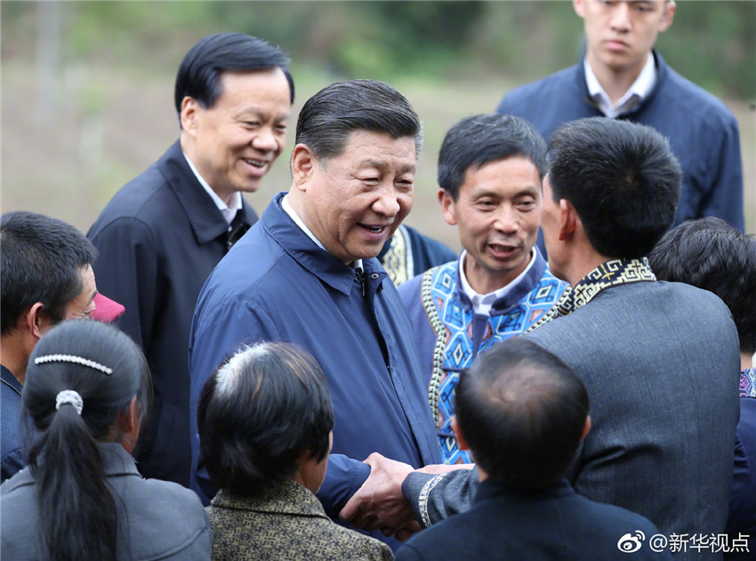 4月15日至17日，中共中央總書記、國家主席、中央軍委主席習近平在重慶考察，並主持召開解決“兩不愁三保障”突出問題座談會。這是4月15日下午，習近平在石柱土家族自治縣中益鄉(xiāng)華溪村同村民親切交流。新華社記者 丁海濤 攝