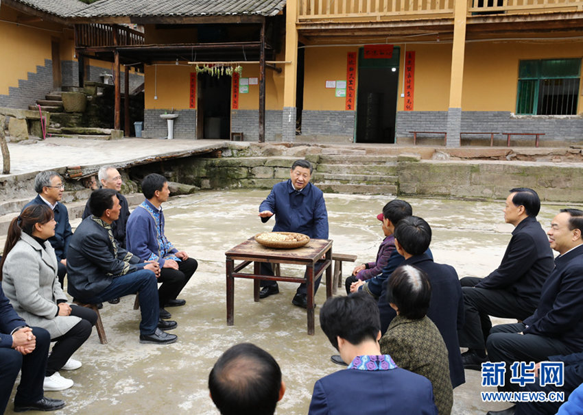 4月15日至17日，中共中央總書記、國家主席、中央軍委主席習近平在重慶考察，並主持召開解決“兩不愁三保障”突出問題座談會。這是4月15日下午，習近平在石柱土家族自治縣中益鄉(xiāng)華溪村同村民代表、基層干部、扶貧干部、鄉(xiāng)村醫(yī)生等圍坐在一起，共話脫貧攻堅。新華社記者 鞠鵬 攝