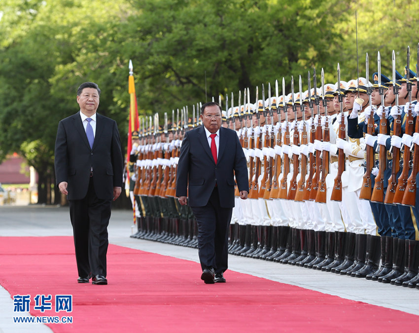 4月30日，中共中央總書記、國家主席習(xí)近平在北京同老撾人民革命黨中央總書記、國家主席本揚(yáng)舉行會(huì)談。這是會(huì)談前，習(xí)近平在人民大會(huì)堂東門外廣場為本揚(yáng)舉行歡迎儀式。 新華社記者 劉衛(wèi)兵 攝