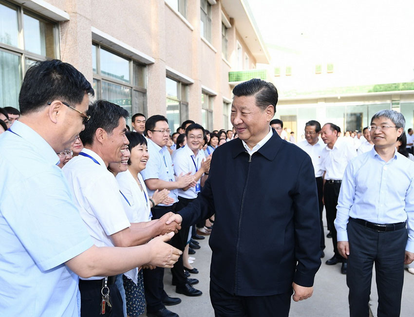 8月19日，中共中央總書記、國家主席、中央軍委主席習近平來到敦煌研究院，察看珍藏文物和學術(shù)成果展示，並同有關(guān)專家、學者和文化單位代表座談。 新華社記者 謝環(huán)馳 攝