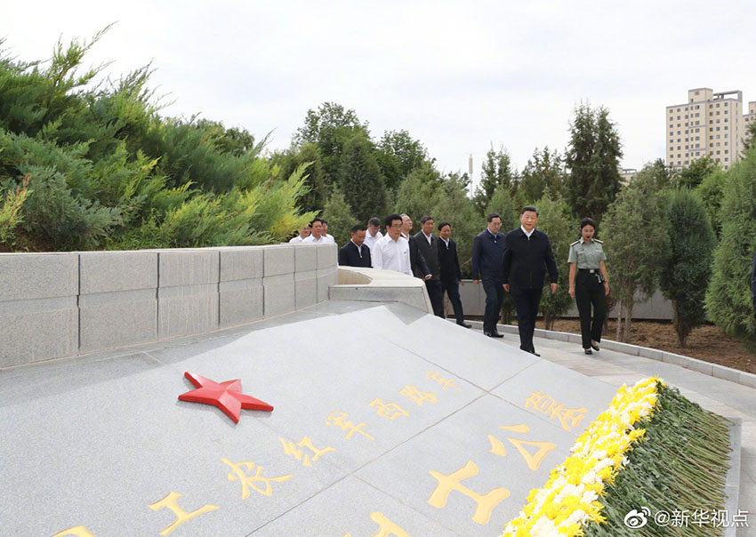 8月20日上午，中共中央總書(shū)記、國(guó)家主席、中央軍委主席習(xí)近平來(lái)到甘肅省張掖市高臺(tái)縣，瞻仰中國(guó)工農(nóng)紅軍西路軍紀(jì)念碑和陣亡烈士公墓，向西路軍革命先烈敬獻(xiàn)花籃，並參觀了中國(guó)工農(nóng)紅軍西路軍紀(jì)念館。 新華社記者 鞠鵬 攝