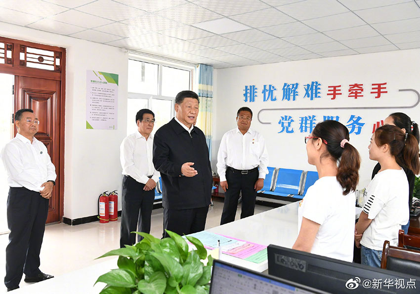 8月19日至22日，中共中央總書記、國家主席、中央軍委主席習(xí)近平在甘肅考察。這是21日上午，習(xí)近平在武威市古浪縣黃花灘生態(tài)移民區(qū)富民新村黨群服務(wù)中心考察。 新華社記者 謝環(huán)馳 攝