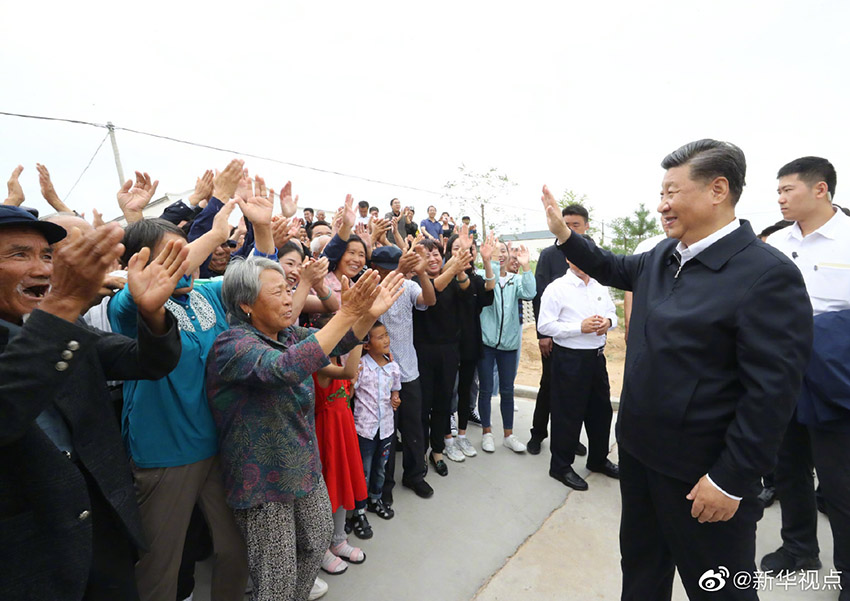 8月21日，中共中央總書記、國家主席、中央軍委主席習近平繼續(xù)在甘肅考察。這是習近平來到武威市古浪縣黃花灘生態(tài)移民區(qū)富民新村，了解易地搬遷群眾生產(chǎn)生活及脫貧致富情況。 新華社記者 鞠鵬 攝