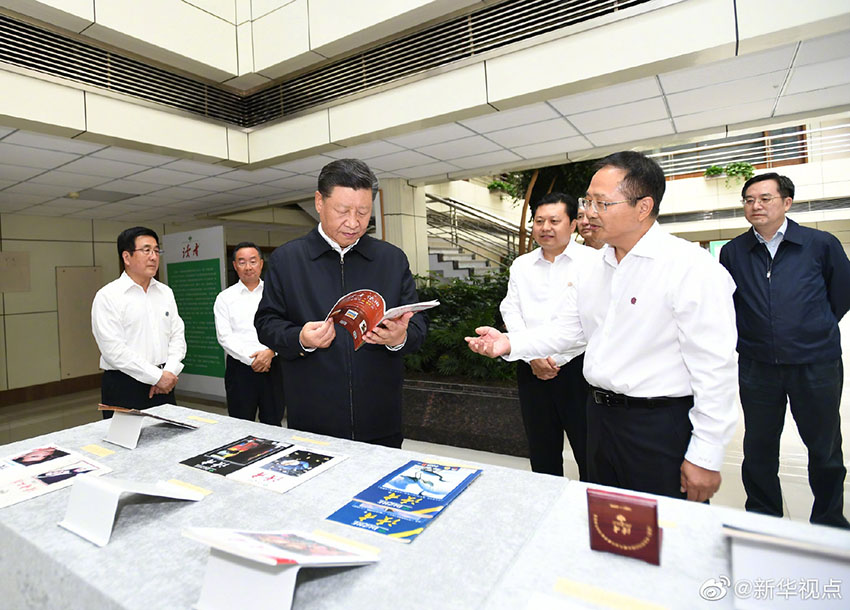 8月19日至22日，中共中央總書(shū)記、國(guó)家主席、中央軍委主席習(xí)近平在甘肅考察。這是21日下午，習(xí)近平在讀者出版集團(tuán)有限公司考察。 新華社記者 謝環(huán)馳 攝