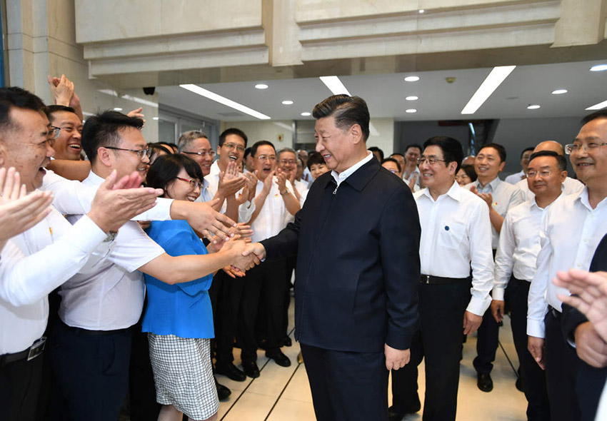 8月21日下午，正在甘肅考察的中共中央總書記、國家主席、中央軍委主席習近平來到位於蘭州市區(qū)的讀者出版集團有限公司，了解企業(yè)歷史沿革、出版發(fā)行、經(jīng)營管理等情況，看望《讀者》編輯部工作人員。 新華社記者 謝環(huán)馳 攝