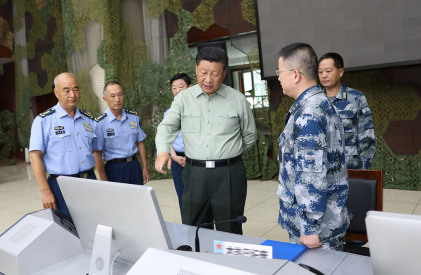 8月22日，中共中央總書記、國家主席、中央軍委主席習近平到空軍某基地視察。這是習近平察看基地作戰(zhàn)指揮中心，了解戰(zhàn)備值班和訓(xùn)練情況。 新華社記者李剛攝