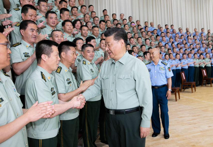 8月22日，中共中央總書記、國家主席、中央軍委主席習(xí)近平到空軍某基地視察。這是習(xí)近平親切接見駐甘肅部隊(duì)副師職以上領(lǐng)導(dǎo)干部和團(tuán)級單位主官。 新華社記者李剛攝