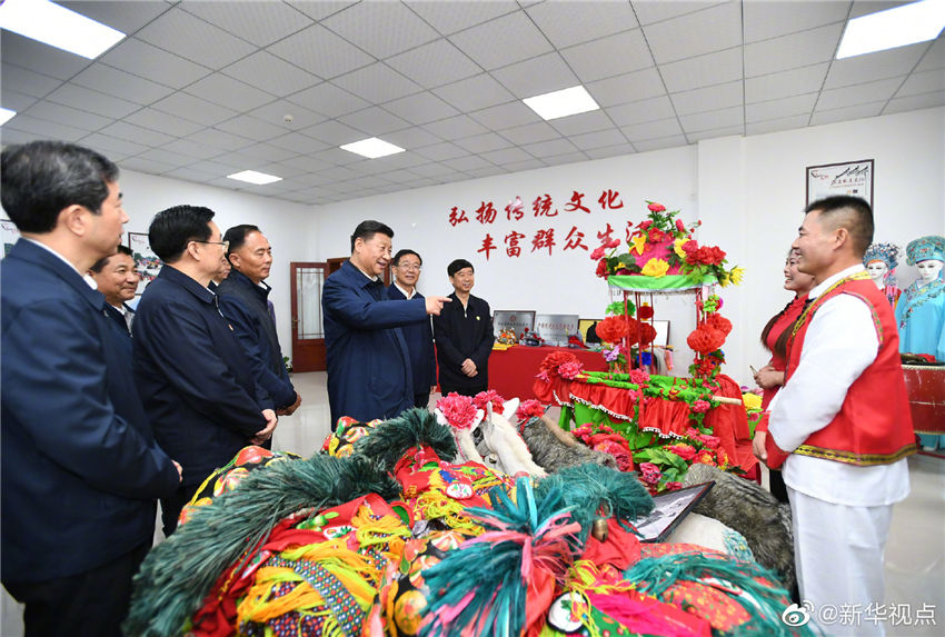 9月17日，中共中央總書記、國家主席、中央軍委主席習(xí)近平前往河南省光山縣司馬光油茶園和文殊鄉(xiāng)東岳村，考察調(diào)研當(dāng)?shù)孛撠毠怨ぷ鞒尚Ш椭修k在光山縣扶貧工作情況，看望慰問老區(qū)群眾。這是習(xí)近平在文殊鄉(xiāng)東岳村文化中心同花鼓戲傳承人親切交流。 新華社記者 謝環(huán)馳 攝