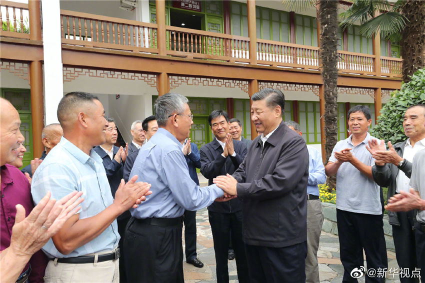 9月16日，中共中央總書記、國家主席、中央軍委主席習(xí)近平在河南省考察調(diào)研。這是習(xí)近平參觀位於新縣的鄂豫皖蘇區(qū)首府革命博物館，並看望當(dāng)?shù)丶t軍后代、烈士家屬代表。 新華社記者 鞠鵬 攝