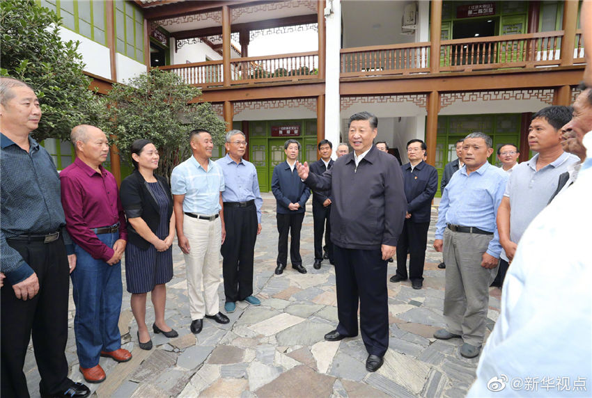 9月16日，中共中央總書記、國家主席、中央軍委主席習(xí)近平在河南省考察調(diào)研。這是習(xí)近平參觀位於新縣的鄂豫皖蘇區(qū)首府革命博物館，並看望當(dāng)?shù)丶t軍后代、烈士家屬代表。 新華社記者 鞠鵬 攝