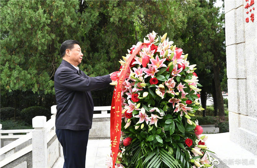 9月16日，中共中央總書記、國家主席、中央軍委主席習(xí)近平在河南省考察調(diào)研。這是習(xí)近平來到位於新縣的鄂豫皖蘇區(qū)首府烈士陵園，向革命烈士紀(jì)念碑敬獻花籃。 新華社記者 謝環(huán)馳 攝