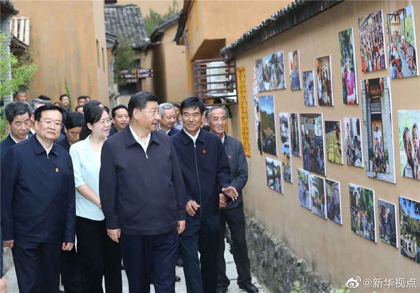 9月16日，中共中央總書記、國(guó)家主席、中央軍委主席習(xí)近平來(lái)到河南省新縣田鋪鄉(xiāng)田鋪大塆，了解這裡依托紅色旅游資源，打造創(chuàng)客小鎮(zhèn)、發(fā)展鄉(xiāng)村旅游業(yè)、推動(dòng)鄉(xiāng)村振興等情況。 新華社記者 鞠鵬 攝