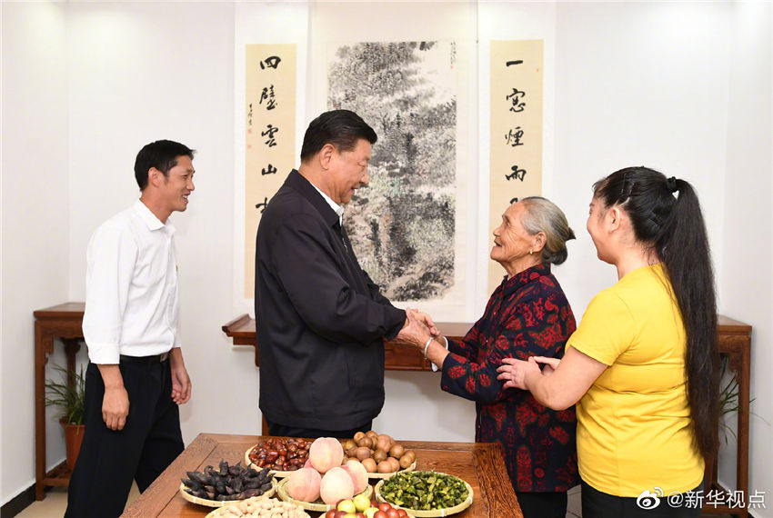 9月16日，中共中央總書記、國家主席、中央軍委主席習(xí)近平來到河南省新縣田鋪鄉(xiāng)田鋪大塆，了解這裡依托紅色旅游資源，打造創(chuàng)客小鎮(zhèn)、發(fā)展鄉(xiāng)村旅游業(yè)、推動鄉(xiāng)村振興等情況。 新華社記者 謝環(huán)馳 攝