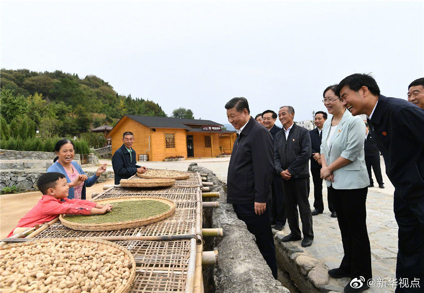 9月16日，中共中央總書記、國(guó)家主席、中央軍委主席習(xí)近平來到河南省新縣田鋪鄉(xiāng)田鋪大塆，了解這裡依托紅色旅游資源，打造創(chuàng)客小鎮(zhèn)、發(fā)展鄉(xiāng)村旅游業(yè)、推動(dòng)鄉(xiāng)村振興等情況。 新華社記者 謝環(huán)馳 攝