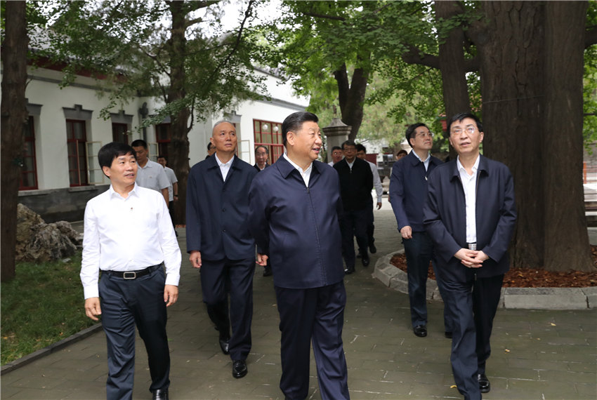 9月12日，中共中央總書記、國(guó)家主席、中央軍委主席習(xí)近平視察中共中央北京香山革命紀(jì)念地。這是習(xí)近平瞻仰雙清別墅。 新華社記者 鞠鵬 攝