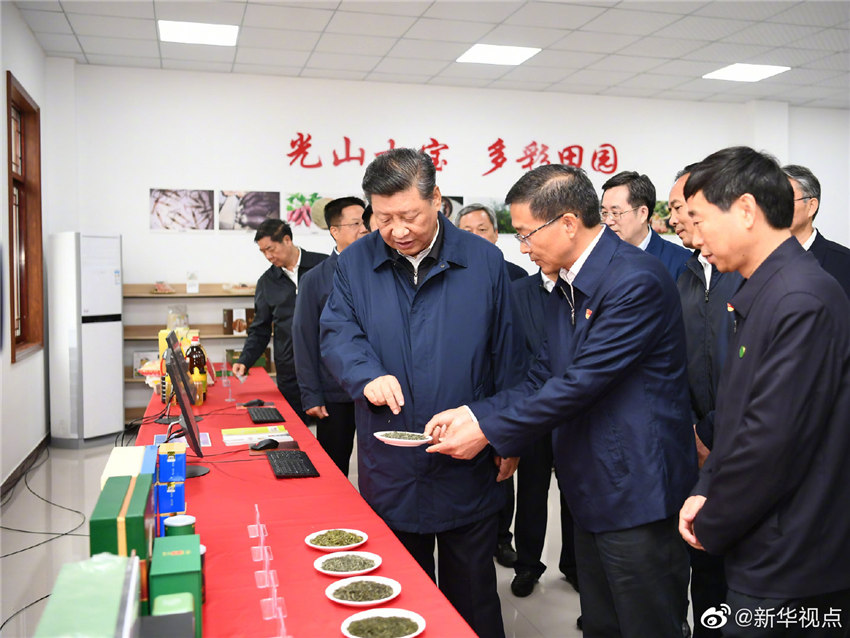 9月17日，中共中央總書(shū)記、國(guó)家主席、中央軍委主席習(xí)近平前往河南省光山縣司馬光油茶園和文殊鄉(xiāng)東岳村，考察調(diào)研當(dāng)?shù)孛撠毠?jiān)工作成效和中辦在光山縣扶貧工作情況，看望慰問(wèn)老區(qū)群眾。這是習(xí)近平在文殊鄉(xiāng)東岳村文化中心察看當(dāng)?shù)剞r(nóng)特產(chǎn)品。 新華社記者 謝環(huán)馳 攝