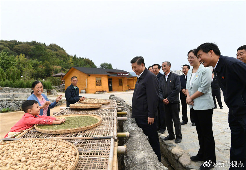 9月16日，中共中央總書記、國家主席、中央軍委主席習近平來到河南省新縣田鋪鄉(xiāng)田鋪大塆，了解這裡依托紅色旅游資源，打造創(chuàng)客小鎮(zhèn)、發(fā)展鄉(xiāng)村旅游業(yè)、推動鄉(xiāng)村振興等情況。 新華社記者 謝環(huán)馳 攝