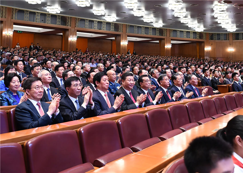 9月29日，慶祝中華人民共和國成立70周年大型文藝晚會《奮斗吧 中華兒女》在北京人民大會堂舉行。習(xí)近平、李克強、栗戰(zhàn)書、汪洋、王滬寧、趙樂際、韓正、王岐山等黨和國家領(lǐng)導(dǎo)人同4000多名觀眾一起觀看演出。 新華社記者 謝環(huán)馳 攝