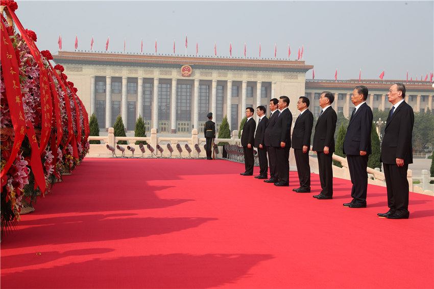 9月30日上午，習(xí)近平、李克強(qiáng)、栗戰(zhàn)書、汪洋、王滬寧、趙樂際、韓正、王岐山等黨和國家領(lǐng)導(dǎo)人來到北京天安門廣場(chǎng)，出席烈士紀(jì)念日向人民英雄敬獻(xiàn)花籃儀式。 新華社記者 姚大偉 攝