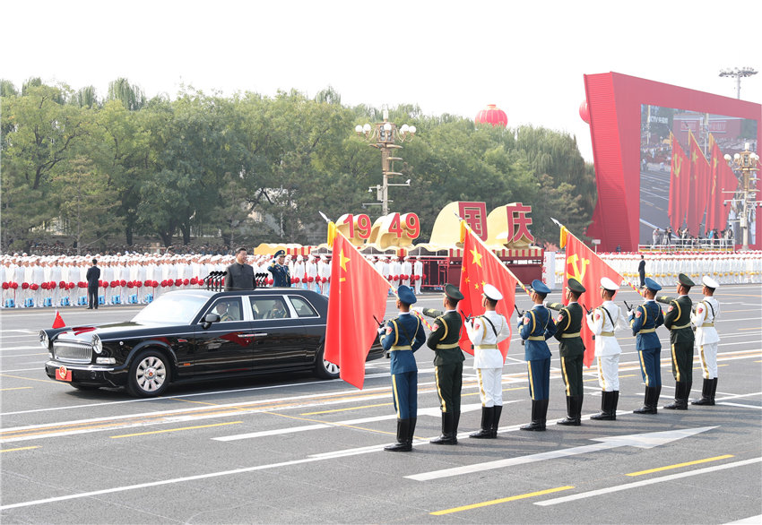 10月1日，慶祝中華人民共和國(guó)成立70周年大會(huì)在北京天安門廣場(chǎng)隆重舉行。中共中央總書記、國(guó)家主席、中央軍委主席習(xí)近平發(fā)表重要講話並檢閱受閱部隊(duì)。這是習(xí)近平驅(qū)車行進(jìn)至黨旗、國(guó)旗、軍旗前，向旗幟行注目禮。 新華社記者 丁海濤 攝