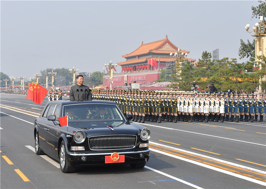 10月1日，慶祝中華人民共和國成立70周年大會(huì)在北京天安門廣場隆重舉行。這是中共中央總書記、國家主席、中央軍委主席習(xí)近平檢閱受閱部隊(duì)。 新華社記者 李濤 攝