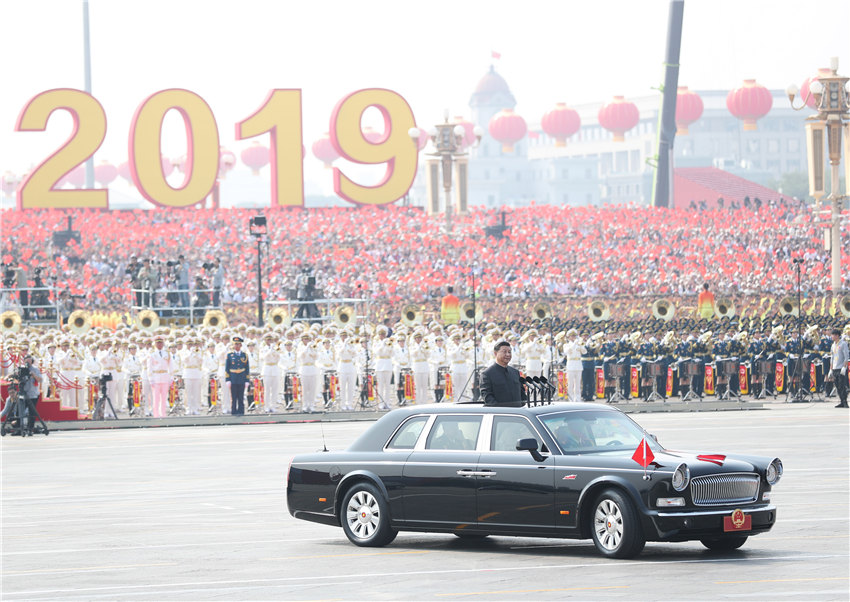 10月1日，慶祝中華人民共和國成立70周年大會在北京天安門廣場隆重舉行。這是中共中央總書記、國家主席、中央軍委主席習(xí)近平檢閱受閱部隊。 新華社記者 劉衛(wèi)兵 攝