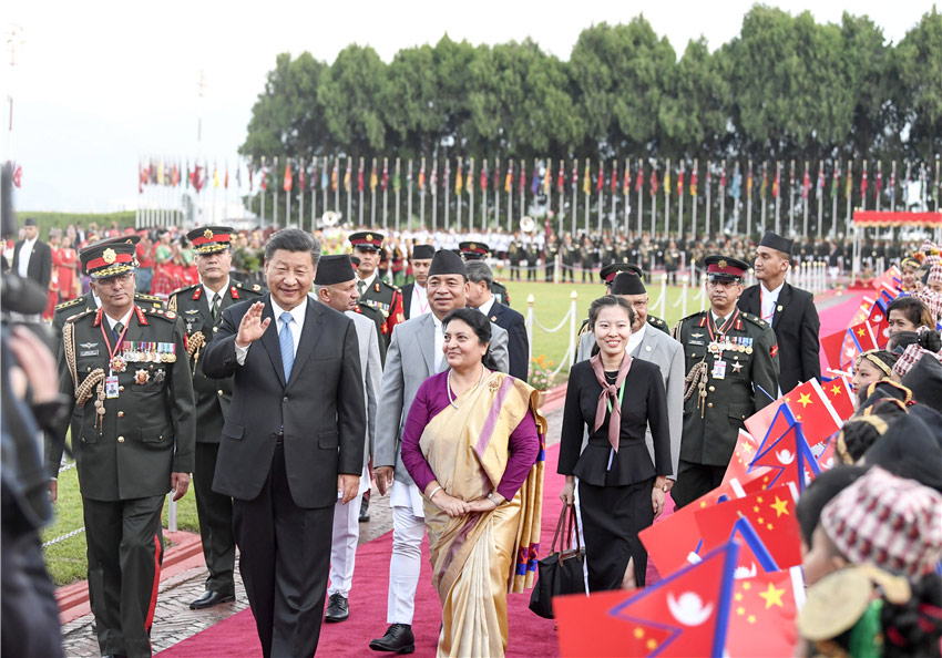 10月12日，國(guó)家主席習(xí)近平乘專機(jī)抵達(dá)加德滿都，開(kāi)始對(duì)尼泊爾進(jìn)行國(guó)事訪問(wèn)。尼泊爾總統(tǒng)班達(dá)裡在機(jī)場(chǎng)為習(xí)近平舉行具有濃郁尼泊爾民族特色的歡迎儀式。 新華社記者 高潔 攝