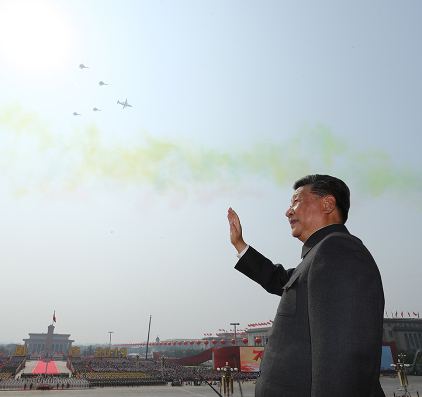 10月1日，慶祝中華人民共和國成立70周年大會在北京天安門廣場隆重舉行。中共中央總書記、國家主席、中央軍委主席習近平發(fā)表重要講話並檢閱受閱部隊。這是習近平在天安門城樓上。 新華社記者 鞠鵬 攝