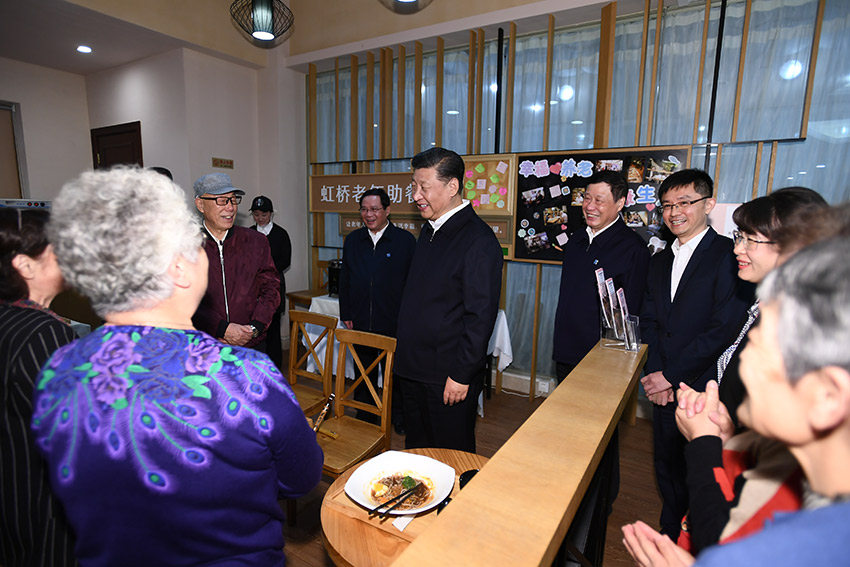 11月2日至3日，中共中央總書記、國家主席、中央軍委主席習(xí)近平在上?？疾?。這是2日下午，習(xí)近平在長寧區(qū)虹橋街道古北市民中心老年助餐點(diǎn)，同正在用餐的居民熱情交談。 新華社記者 謝環(huán)馳 攝