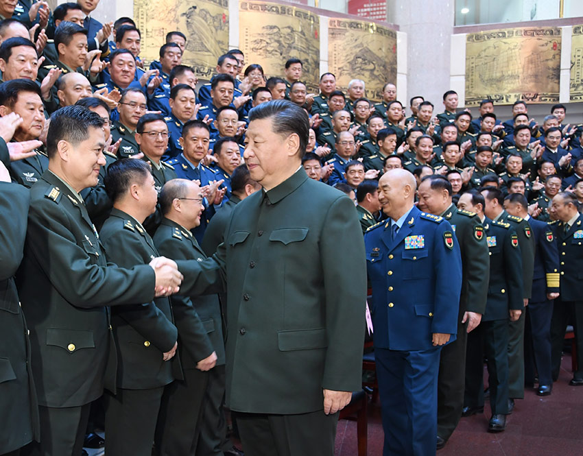 11月27日上午，全軍院校長集訓(xùn)在國防大學(xué)開班。中共中央總書記、國家主席、中央軍委主席習(xí)近平出席開班式並發(fā)表重要講話，代表黨中央和中央軍委，向全軍院校長和軍事教育戰(zhàn)線的同志們致以誠摯問候。這是習(xí)近平親切接見集訓(xùn)班全體學(xué)員。 新華社記者 李剛 攝