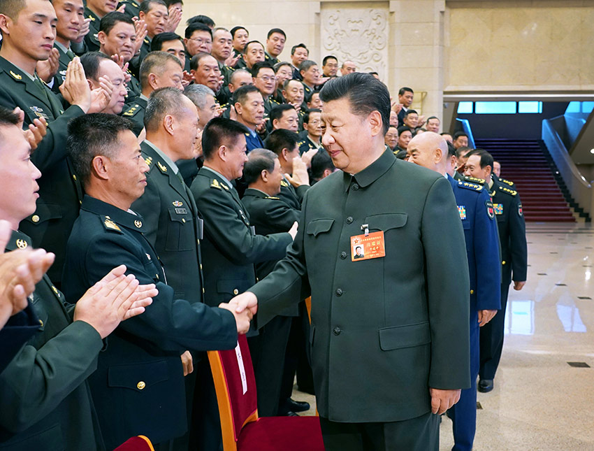 11月8日至10日，中央軍委基層建設(shè)會議在北京召開。中共中央總書記、國家主席、中央軍委主席習(xí)近平出席會議並發(fā)表重要講話。這是習(xí)近平親切接見會議代表。 新華社記者 李剛 攝