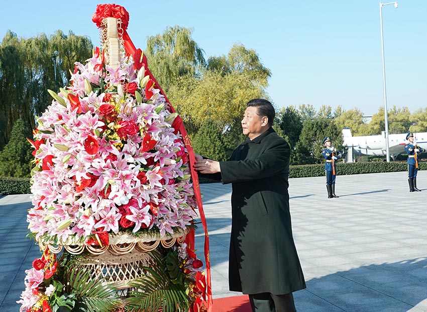 11月8日，中共中央總書記、國家主席、中央軍委主席習(xí)近平出席慶?？哲姵闪?0周年主題活動，代表黨中央和中央軍委，對空軍成立70周年表示熱烈祝賀，向空軍全體官兵致以誠摯問候。這是習(xí)近平來到位於北京市昌平區(qū)的中國航空博物館，向人民空軍英烈敬獻花籃。　新華社記者 李剛 攝