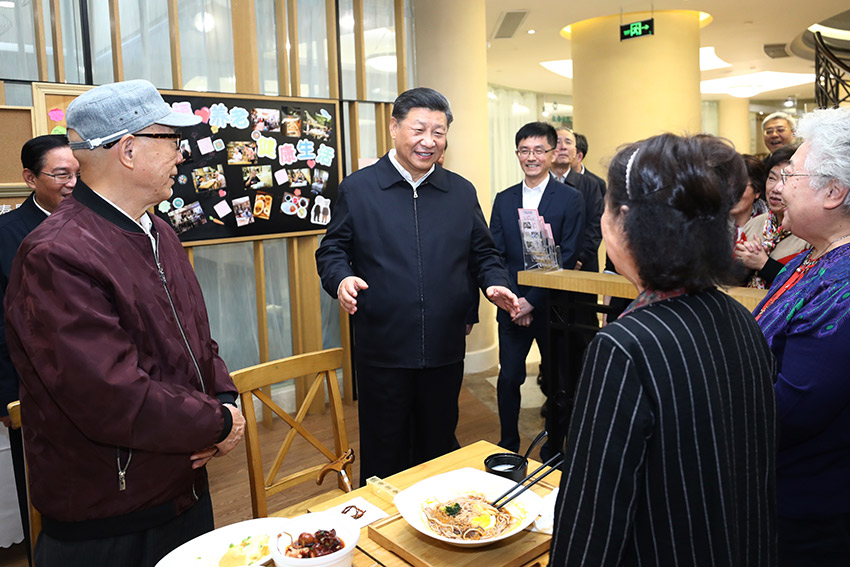 11月2日至3日，中共中央總書記、國家主席、中央軍委主席習(xí)近平在上海考察。這是2日下午，習(xí)近平在長寧區(qū)虹橋街道古北市民中心老年助餐點，同正在用餐的居民熱情交談。 新華社記者 鞠鵬 攝