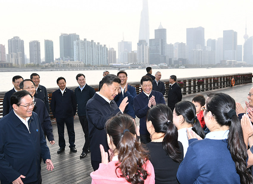 11月2日，中共中央總書記、國家主席、中央軍委主席習(xí)近平在上海市考察調(diào)研。這是習(xí)近平在楊浦區(qū)濱江公共空間楊樹浦水廠濱江段同當?shù)鼐用裼H切交談。 新華社記者 謝環(huán)馳 攝