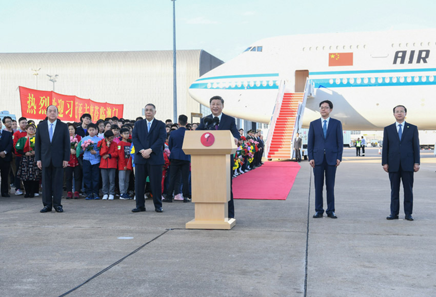 12月18日，中共中央總書(shū)記、國(guó)家主席、中央軍委主席習(xí)近平乘專(zhuān)機(jī)抵達(dá)澳門(mén)，出席將於20日舉行的慶祝澳門(mén)回歸祖國(guó)20周年大會(huì)暨澳門(mén)特別行政區(qū)第五屆政府就職典禮並視察澳門(mén)。這是習(xí)近平在機(jī)場(chǎng)發(fā)表重要講話(huà)。 新華社記者 謝環(huán)馳 攝