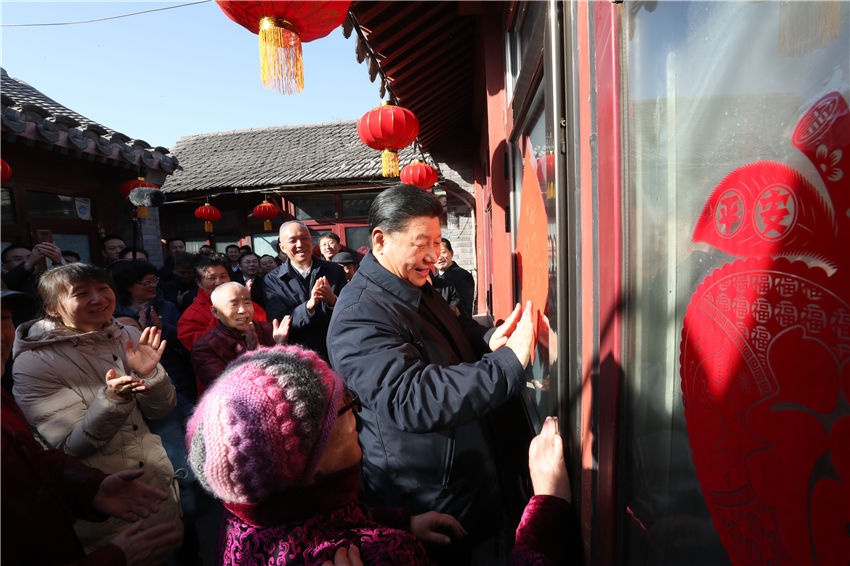 2月1日，中共中央總書記、國家主席、中央軍委主席習(xí)近平在北京看望慰問基層干部群眾，考察北京冬奧會、冬殘奧會籌辦工作。這是1日上午，習(xí)近平在前門東區(qū)草廠四條胡同32號院，高興地拿起一幅“福”字，親自貼到門上，給這裡的老街坊們拜年。新華社記者 鞠鵬 攝