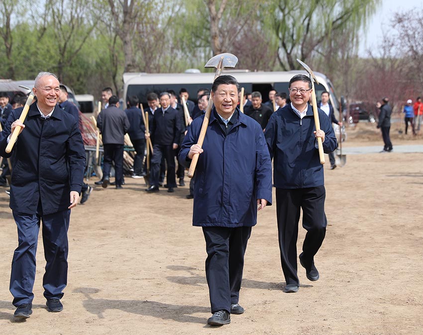 4月8日，黨和國家領導人習近平、栗戰(zhàn)書、汪洋、王滬寧、趙樂際、韓正、王岐山等來到北京市通州區(qū)永順鎮(zhèn)參加首都義務植樹活動。新華社記者 鞠鵬 攝