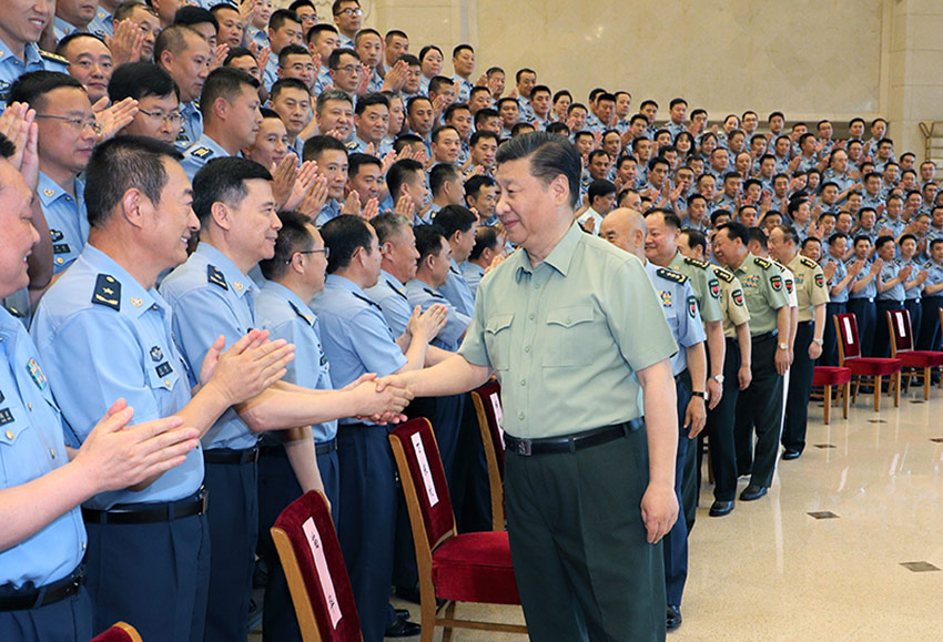 6月18日，中共中央總書記、國(guó)家主席、中央軍委主席習(xí)近平在北京接見空軍第十三次黨代表大會(huì)全體代表。這是習(xí)近平同代表們親切握手。 新華社記者 李剛 攝