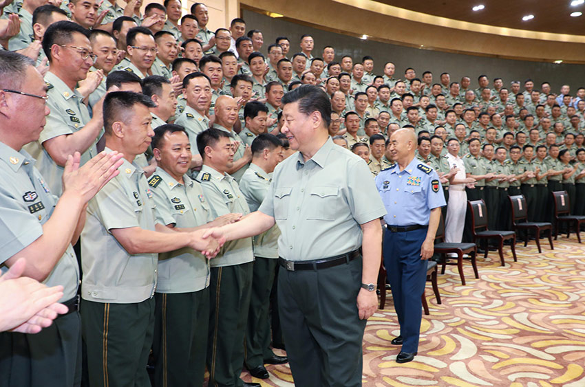 7月16日，中共中央總書記、國家主席、中央軍委主席習近平在內蒙古考察並指導開展“不忘初心、牢記使命”主題教育。這是習近平在呼和浩特親切接見駐內蒙古部隊副師職以上領導干部和團級單位主官，代表黨中央和中央軍委向駐內蒙古部隊全體官兵致以誠摯問候。 新華社記者 李剛 攝