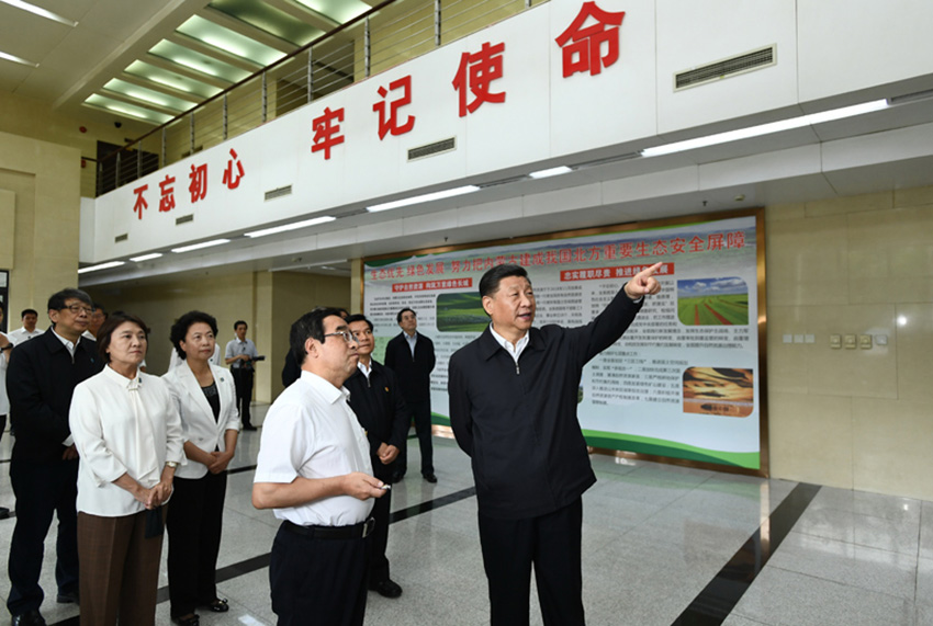 7月16日，中共中央總書記、國家主席、中央軍委主席習(xí)近平在內(nèi)蒙古考察並指導(dǎo)開展“不忘初心、牢記使命”主題教育。這是習(xí)近平在內(nèi)蒙古自治區(qū)自然資源廳調(diào)研指導(dǎo)開展“不忘初心、牢記使命”主題教育。 新華社記者 謝環(huán)馳 攝