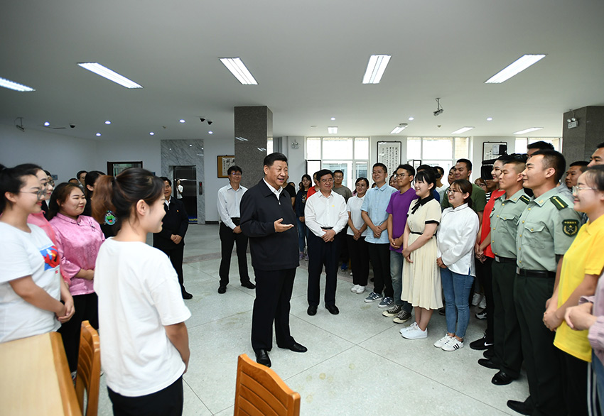 7月16日，中共中央總書記、國家主席、中央軍委主席習(xí)近平在內(nèi)蒙古考察並指導(dǎo)開展“不忘初心、牢記使命”主題教育。這是習(xí)近平在內(nèi)蒙古大學(xué)圖書館同學(xué)生們親切交談，勉勵他們志存高遠(yuǎn)、腳踏實(shí)地、發(fā)奮圖強(qiáng)。 新華社記者 謝環(huán)馳 攝