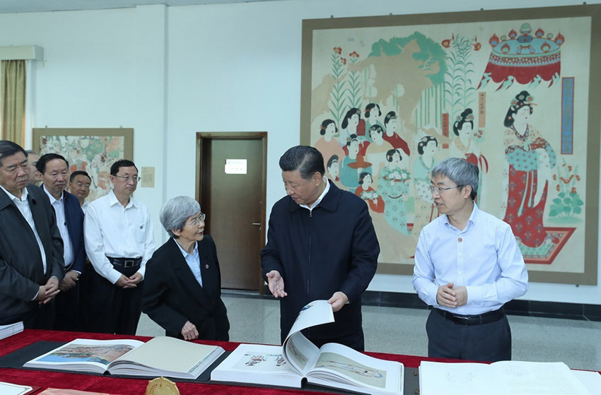 8月19日至22日，中共中央總書(shū)記、國(guó)家主席、中央軍委主席習(xí)近平在甘肅考察。這是19日下午，習(xí)近平在敦煌研究院察看珍藏文物和學(xué)術(shù)成果展示，了解文物保護(hù)和研究、弘揚(yáng)優(yōu)秀歷史文化情況。 新華社記者 鞠鵬 攝