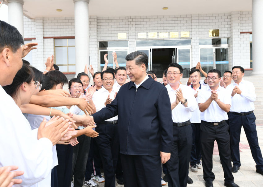 8月20日下午，中共中央總書記、國家主席、中央軍委主席習近平抵達甘肅省張掖市山丹縣，前往山丹培黎學校和山丹馬場考察調研，了解當?shù)芈殬I(yè)教育培訓和祁連山生態(tài)環(huán)境修復保護等情況。 新華社記者 謝環(huán)馳 攝