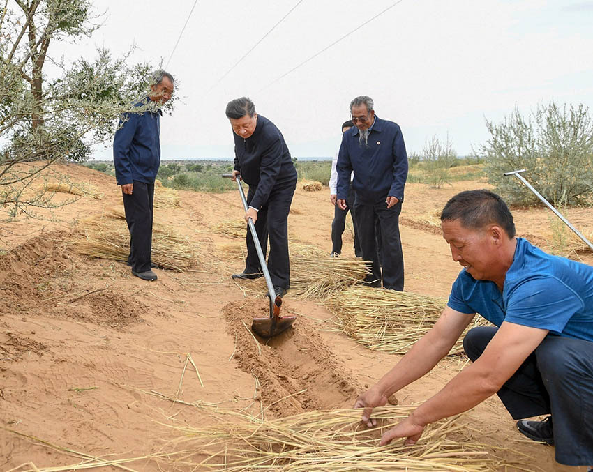 8月21日，中共中央總書記、國家主席、中央軍委主席習(xí)近平繼續(xù)在甘肅考察。這是習(xí)近平來到武威市古浪縣八步沙林場，實地察看當(dāng)?shù)刂紊吃炝帧⑸鷳B(tài)保護(hù)等情況。 新華社記者 謝環(huán)馳 攝