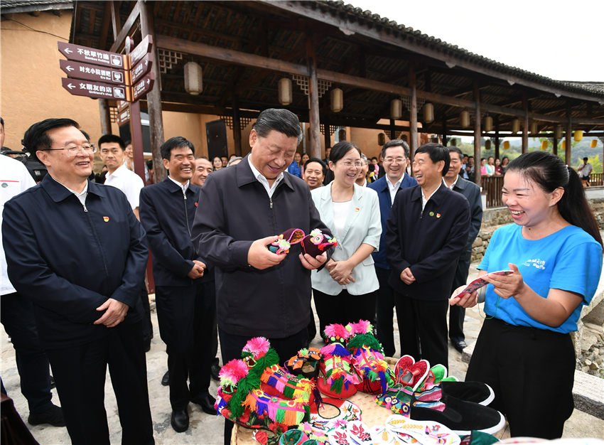 9月16日，中共中央總書記、國(guó)家主席、中央軍委主席習(xí)近平來(lái)到河南省新縣田鋪鄉(xiāng)田鋪大塆，了解這裡依托紅色旅游資源，打造創(chuàng)客小鎮(zhèn)、發(fā)展鄉(xiāng)村旅游業(yè)、推動(dòng)鄉(xiāng)村振興等情況。 新華社記者 謝環(huán)馳 攝