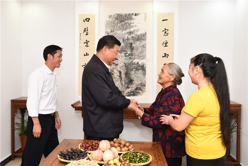 9月16日，中共中央總書記、國家主席、中央軍委主席習(xí)近平來到河南省新縣田鋪鄉(xiāng)田鋪大塆，了解這裡依托紅色旅游資源，打造創(chuàng)客小鎮(zhèn)、發(fā)展鄉(xiāng)村旅游業(yè)、推動鄉(xiāng)村振興等情況。 新華社記者 謝環(huán)馳 攝